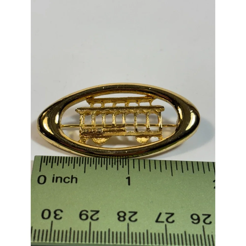 Vintage Brooch‎ Pin with Tiny Details San Francisco Gold Tone Cable Car